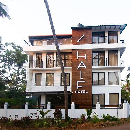 Half Hotel Calangute Bagian luar foto