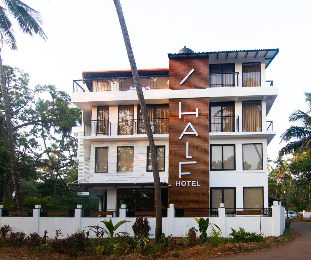 Half Hotel Calangute Bagian luar foto